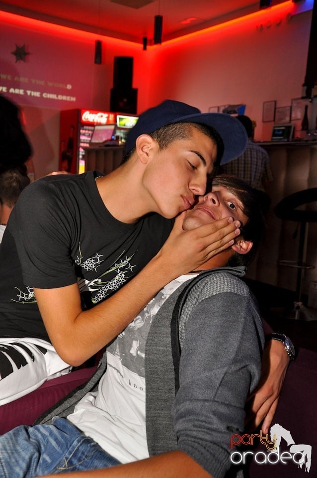 Blondy's Art Café: Singing in the rain, 