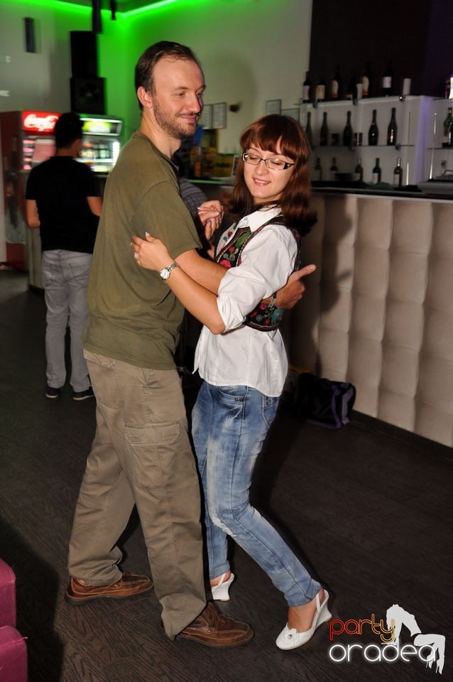 Blondy's Art Café: Singing in the rain, 