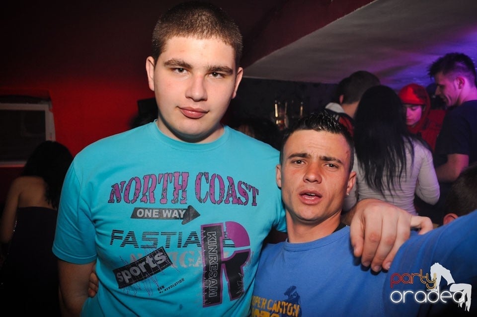 Bomba Party în Club Atti's, 