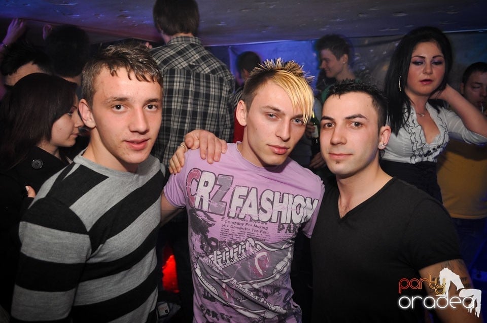 Bomba Party în Club Atti's, 