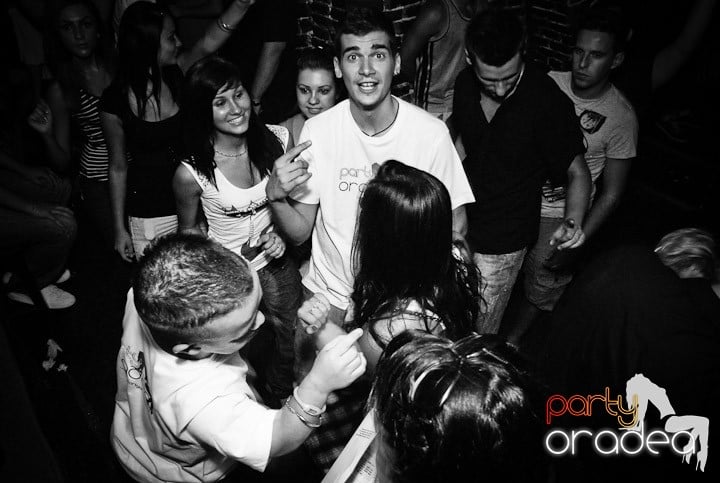 Câştigătorii se adună în Club Escape,