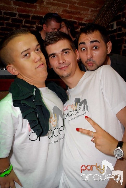 Câştigătorii se adună în Club Escape,