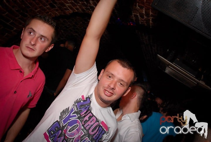 Câştigătorii se adună în Club Escape,