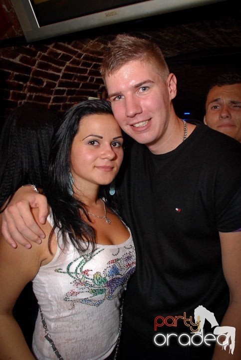 Câştigătorii se adună în Club Escape,