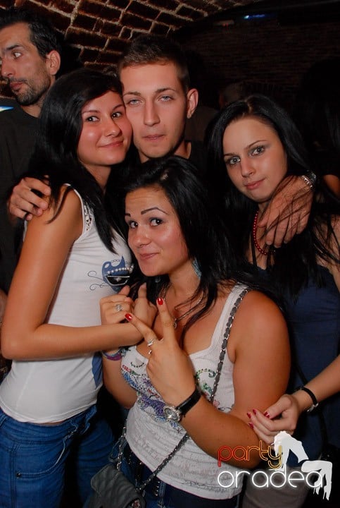 Câştigătorii se adună în Club Escape,