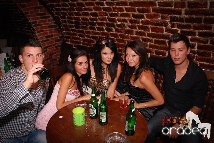 Câştigătorii se adună în Club Escape,