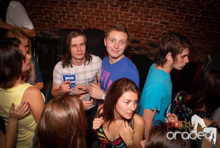 Câştigătorii se adună în Club Escape,