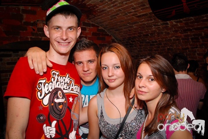 Câştigătorii se adună în Club Escape,