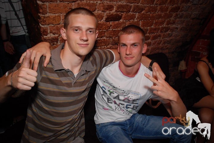 Câştigătorii se adună în Club Escape,
