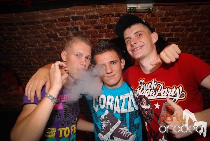 Câştigătorii se adună în Club Escape,