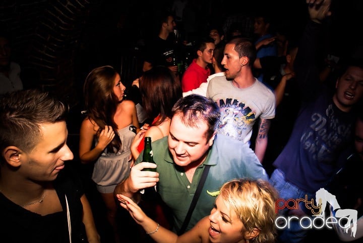 Câştigătorii se adună în Club Escape,
