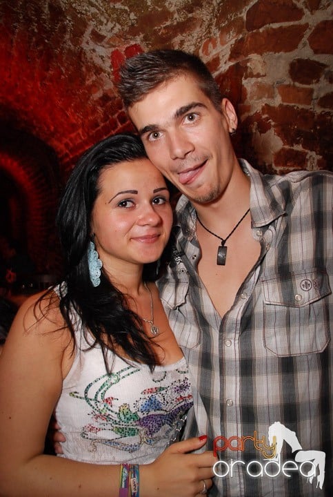 Câştigătorii se adună în Club Escape,