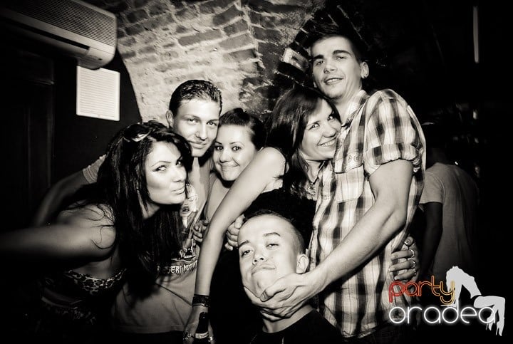 Câştigătorii se adună în Club Escape,