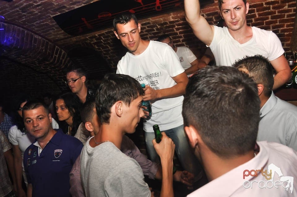 Caveman and Prody in the Mix în Escape, 