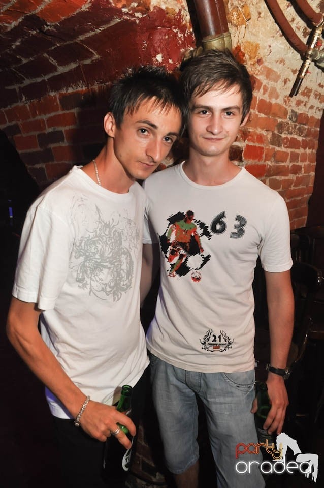 Caveman and Prody in the Mix în Escape, 