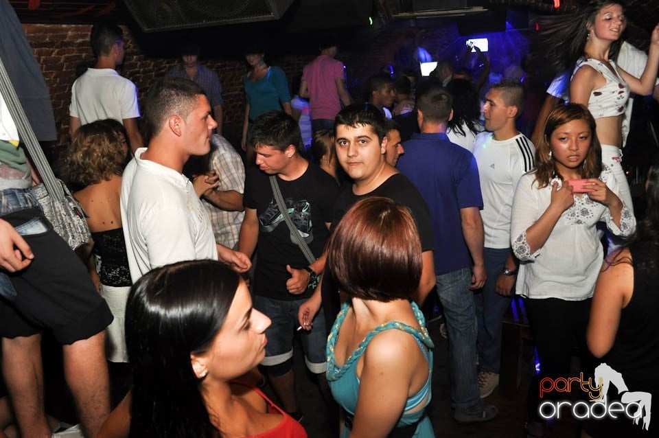 Caveman and Prody in the Mix în Escape, 