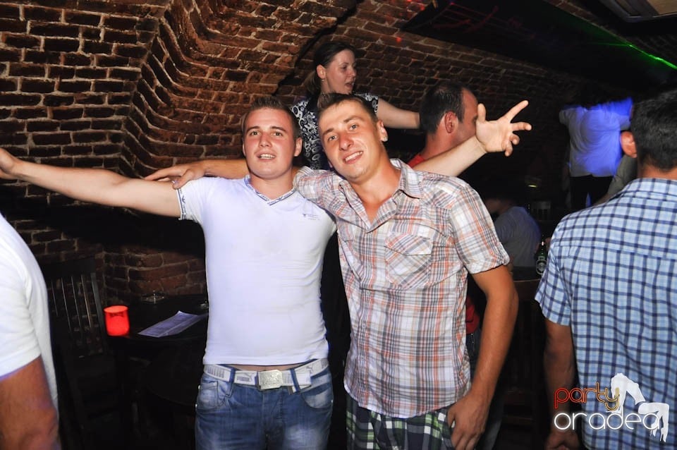 Caveman and Prody in the Mix în Escape, 