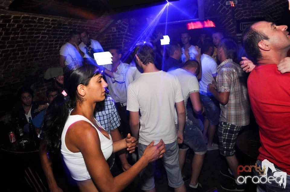 Caveman and Prody in the Mix în Escape, 