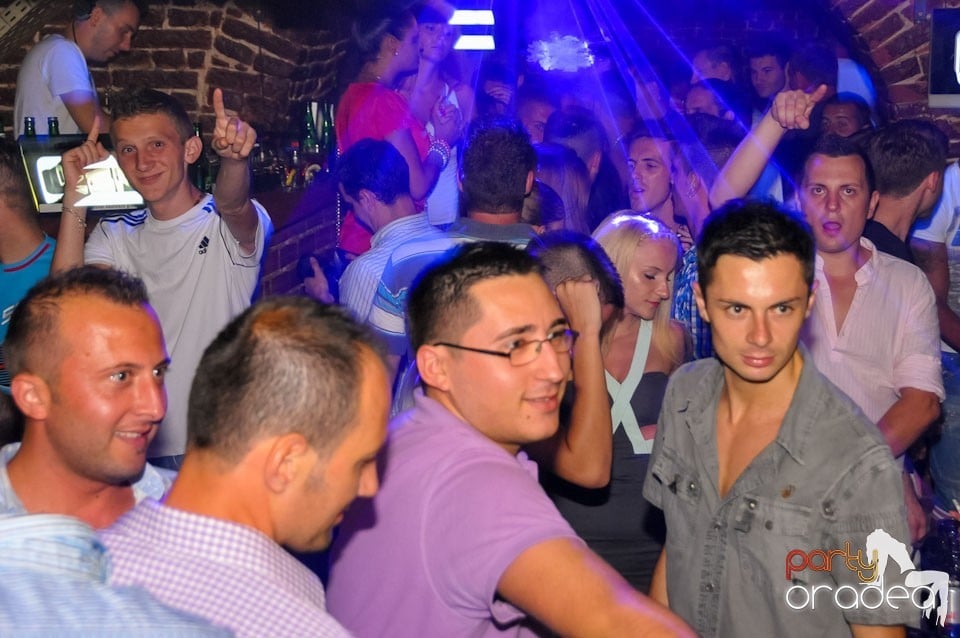 Caveman in the Mix @ Club Escape,