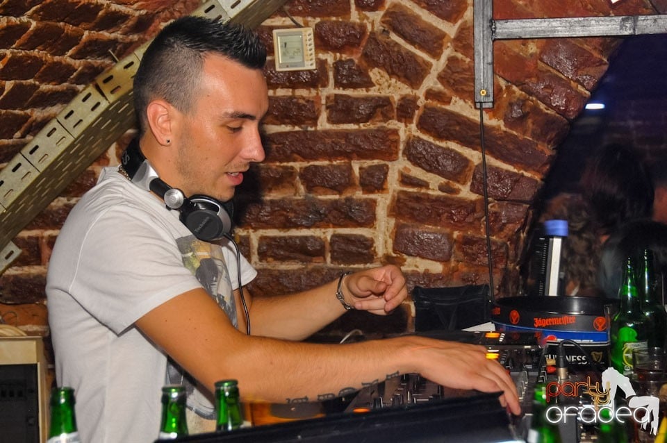 Caveman in the Mix @ Club Escape,