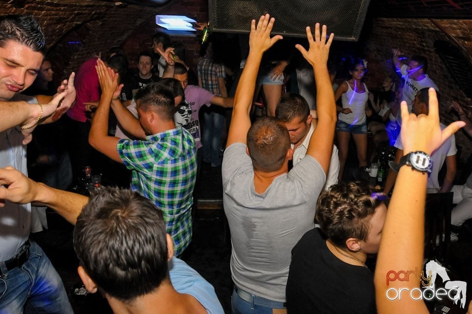 Caveman in the Mix @ Club Escape,