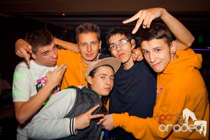 Celebrating Faith în Club Seven,