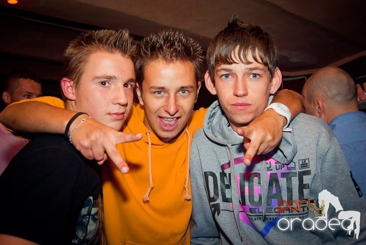 Celebrating Faith în Club Seven,