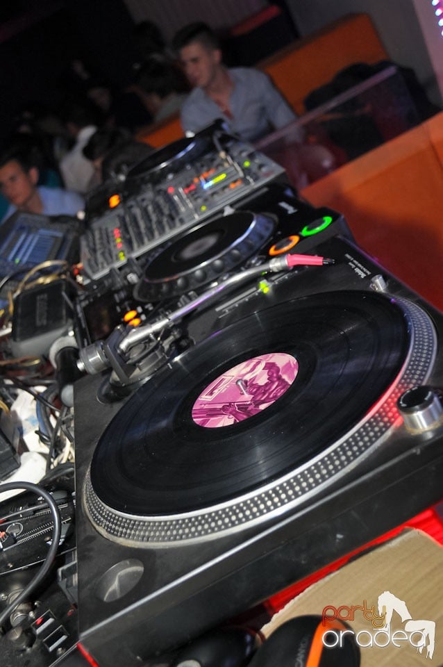 Champagne Showers Party în Heat Club,