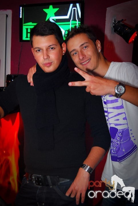 Distracţie de sâmbătă în Clubul Atti's, 