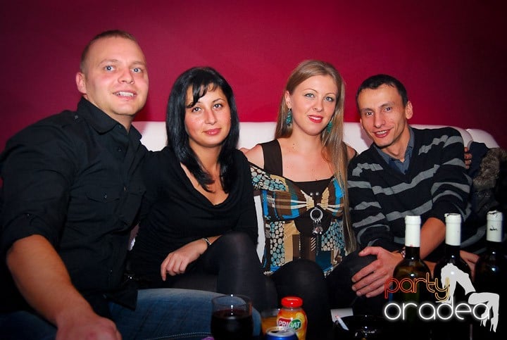 Distracţie de sâmbătă în Clubul Atti's, 