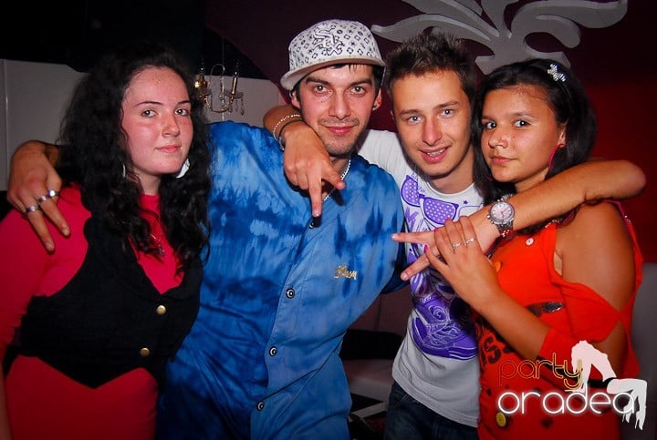 Distracţie de sâmbătă în Clubul Atti's, 