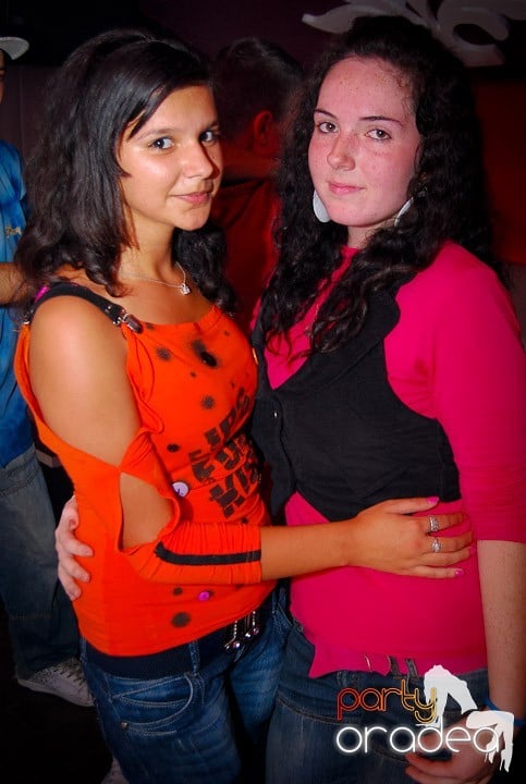 Distracţie de sâmbătă în Clubul Atti's, 