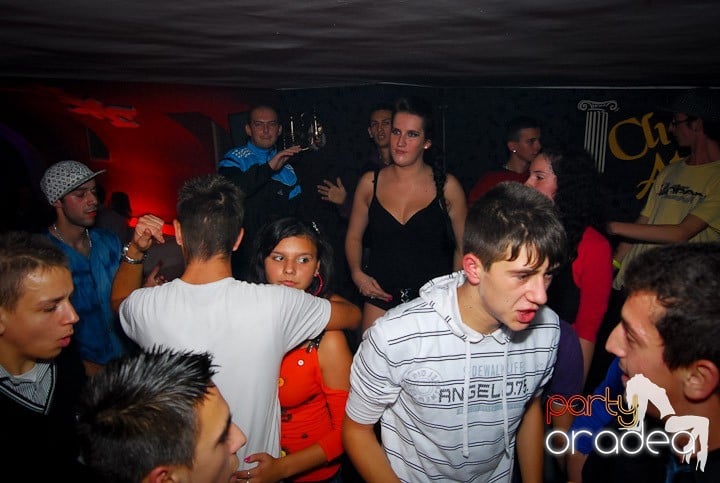 Distracţie de sâmbătă în Clubul Atti's, 