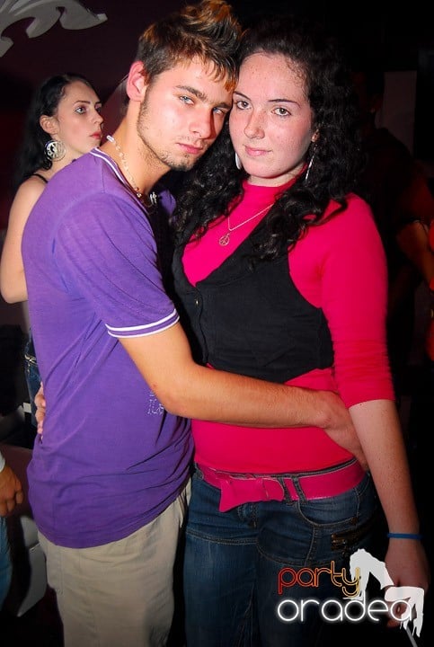 Distracţie de sâmbătă în Clubul Atti's, 