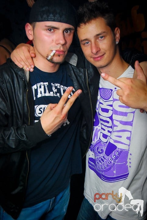 Distracţie de sâmbătă în Clubul Atti's, 