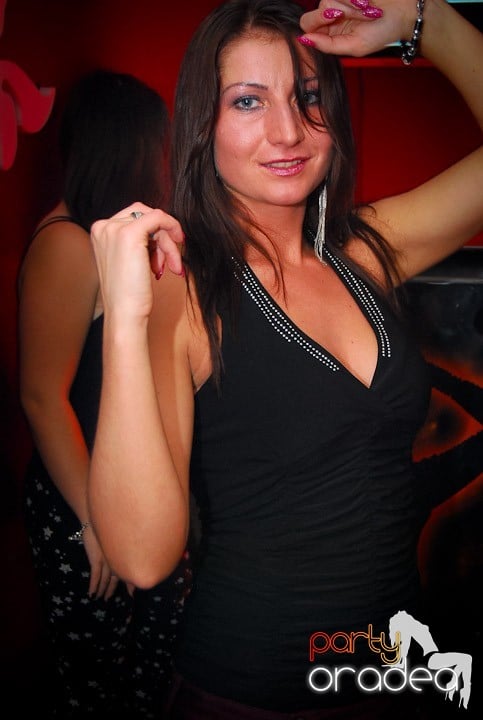 Distracţie de sâmbătă în Clubul Atti's, 