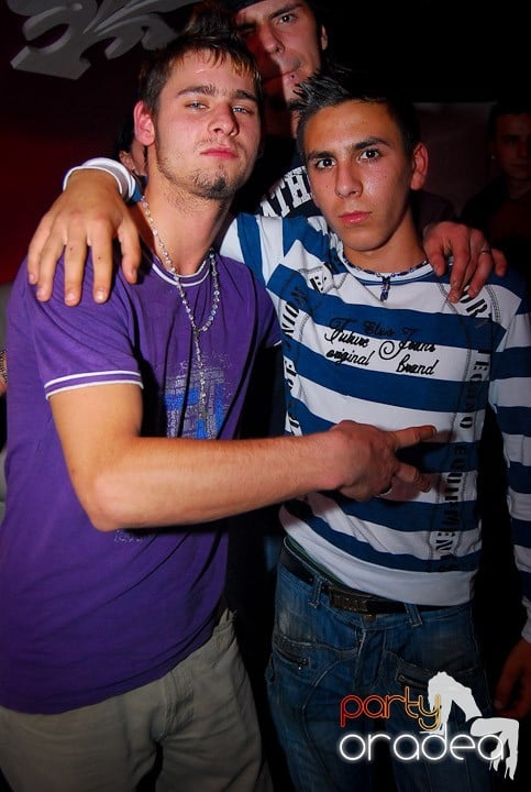 Distracţie de sâmbătă în Clubul Atti's, 