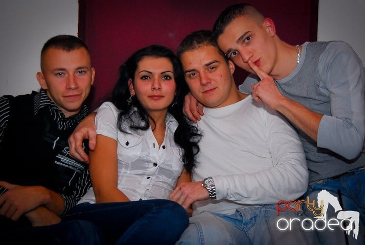 Distracţie de sâmbătă în Clubul Atti's, 