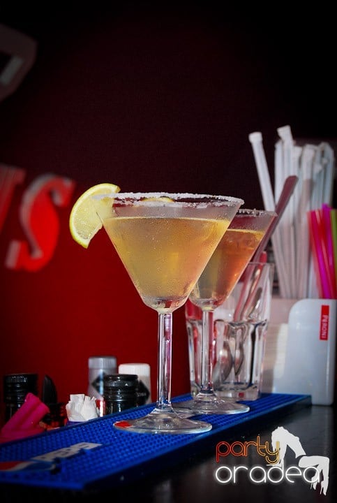 Distracţie de sâmbătă în Clubul Atti's, 