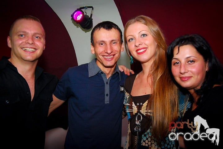 Distracţie de sâmbătă în Clubul Atti's, 