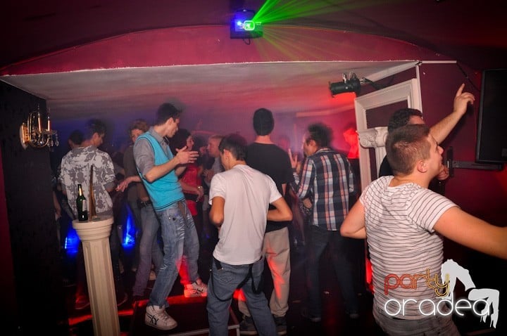 Club Atti's pe ringul de dans, 