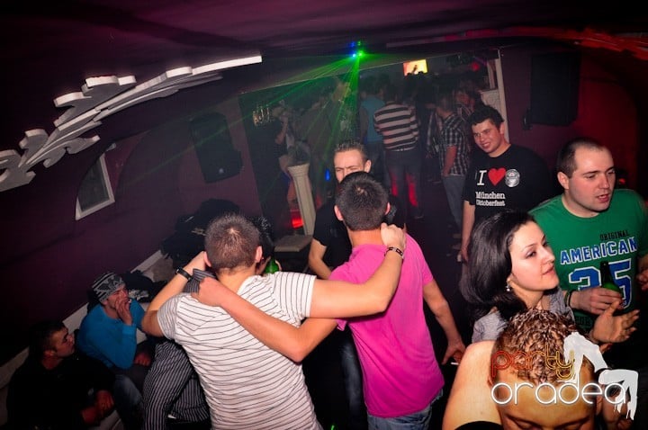 Club Atti's pe ringul de dans, 