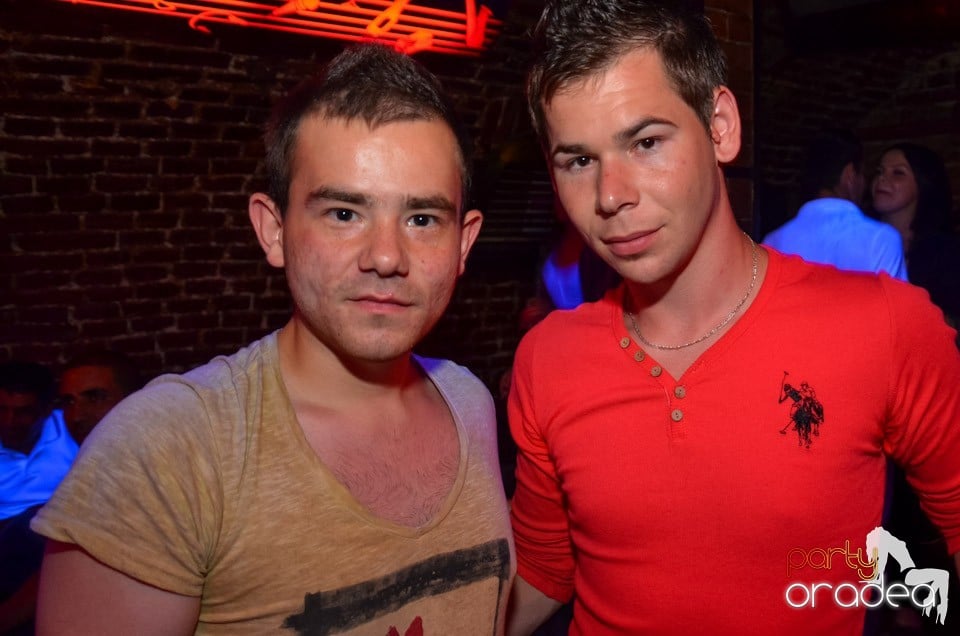 Club Escape: Caveman in the mix, 