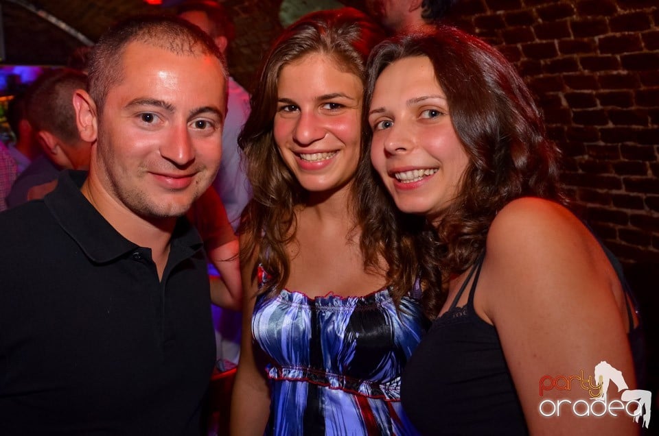 Club Escape: Caveman in the mix, 