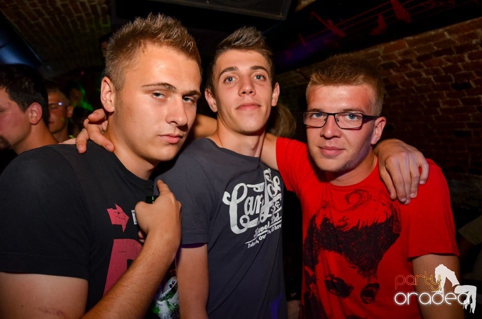 Club Escape: Caveman in the mix, 