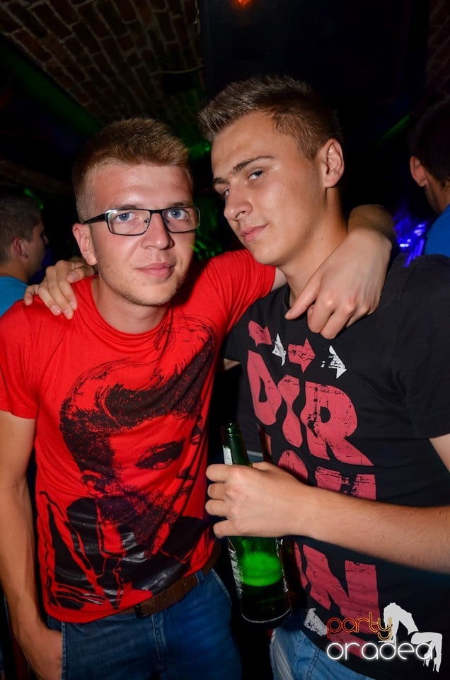 Club Escape: Caveman in the mix, 