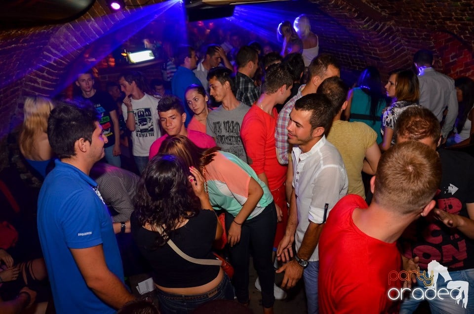 Club Escape: Caveman in the mix, 