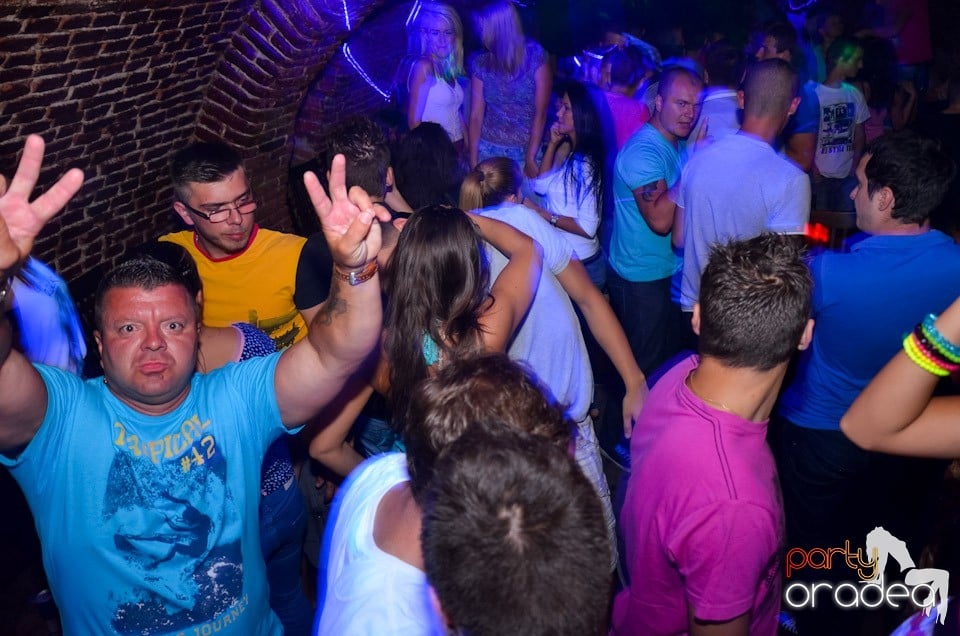 Club Escape: Caveman in the mix, 