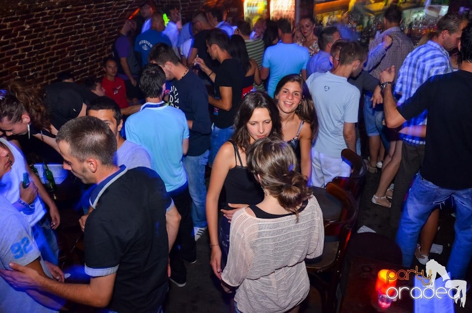 Club Escape: Caveman in the mix, 