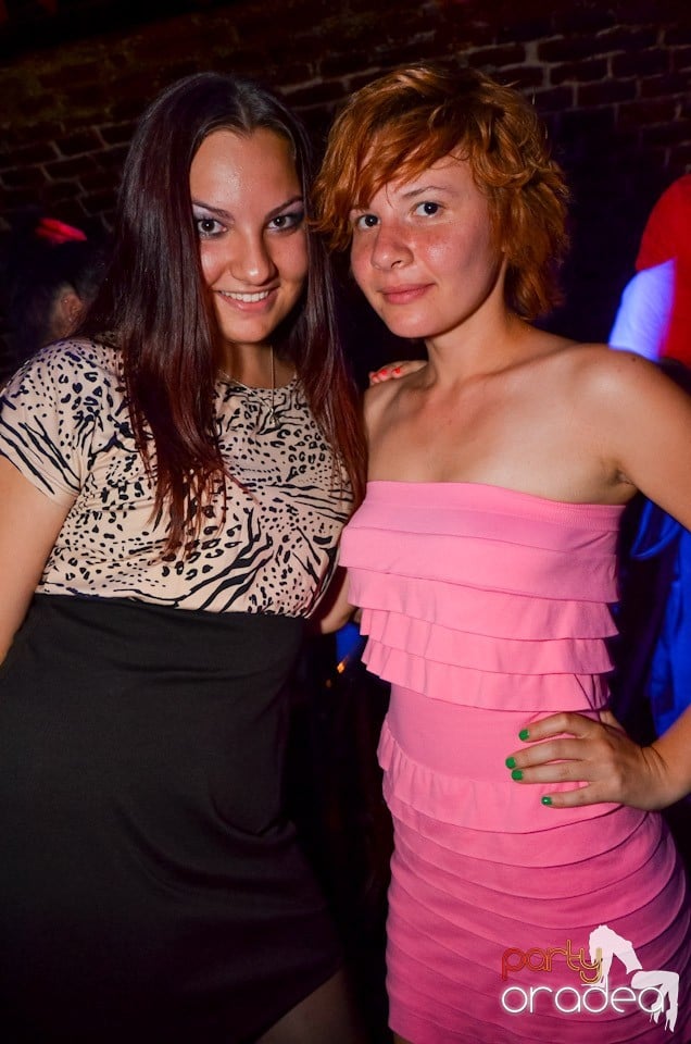 Club Escape: Caveman in the mix, 